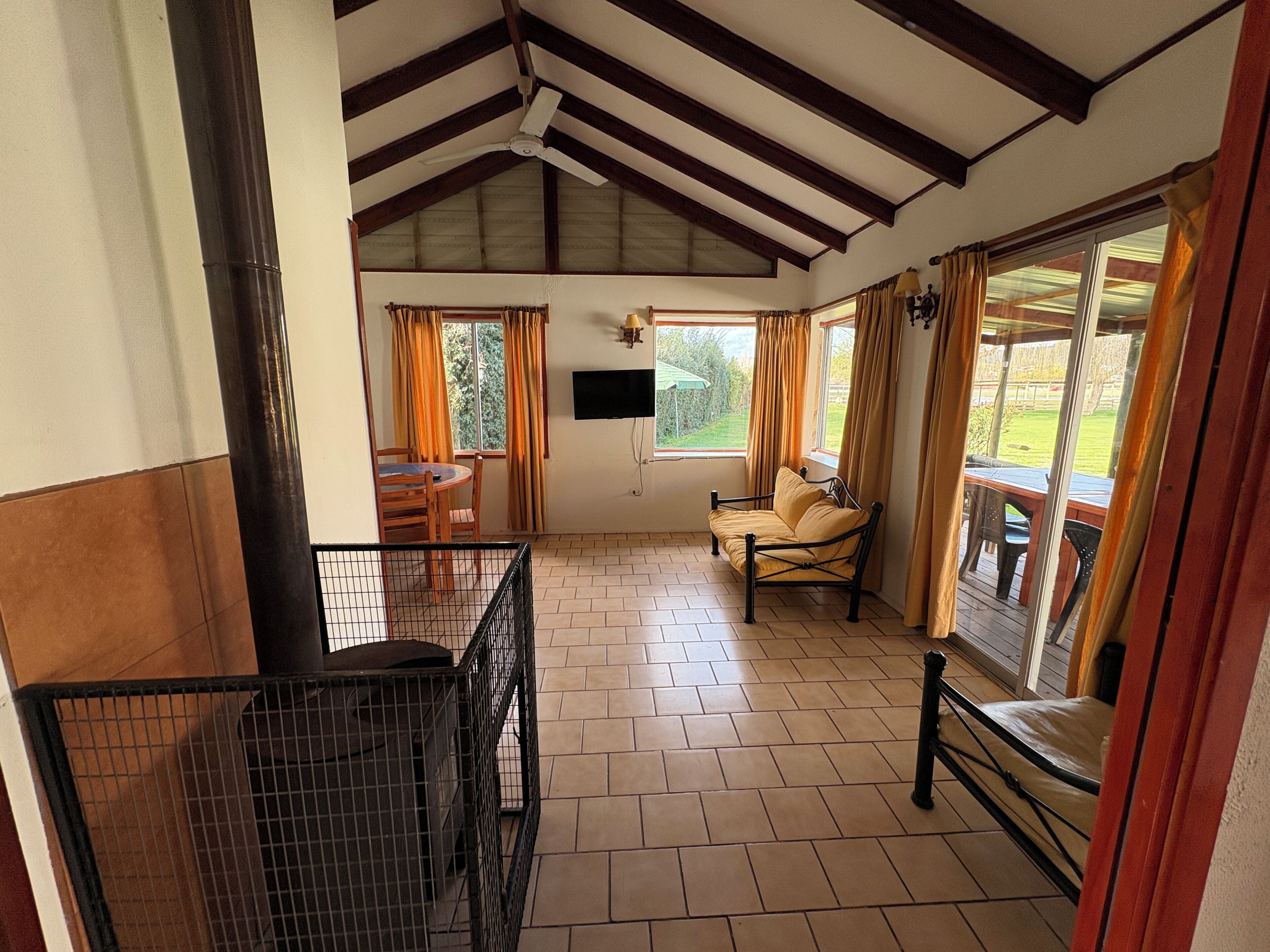 Junior Cabin, 2 Bedrooms, Lake View | Living room