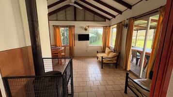 Junior-Ferienhütte, 2 Schlafzimmer, Seeblick | Wohnzimmer