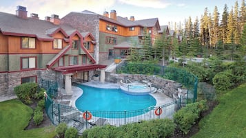 2 outdoor pools
