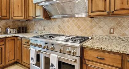 Luxe Bear Lodge 2.0 Gatlinburg 15 Min 30 Guests 8 King Bedroom Suites 10 Baths