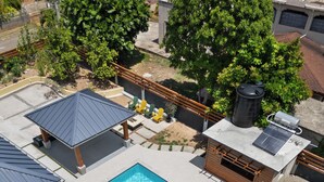 Una piscina sul tetto con solarium, zona relax coperta e sistema di filtraggio dell'acqua.