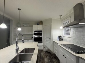 Micro-ondes, four, plaque de cuisson, lave-vaisselle