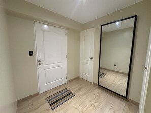 Deluxe Apartment, City View | Living area