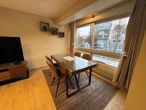 Deluxe Apartment, City View | Dining room