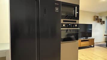 Deluxe Apartment, City View | Private kitchen