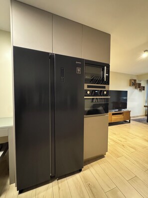 Deluxe Apartment, City View | Private kitchen
