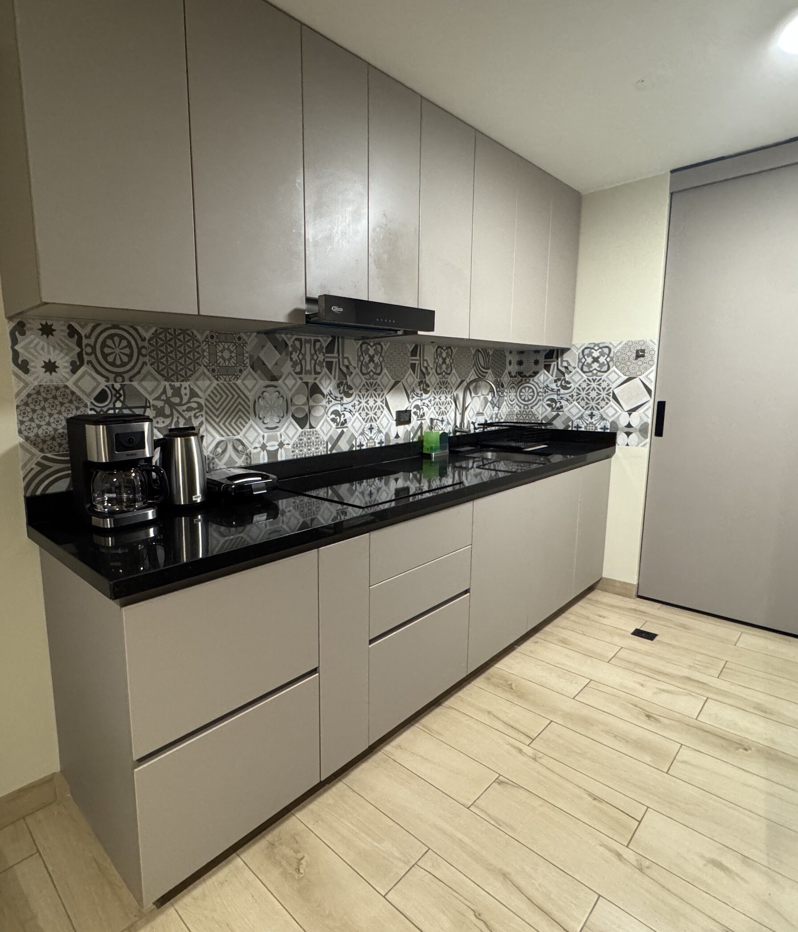 Deluxe Apartment, City View | Private kitchen