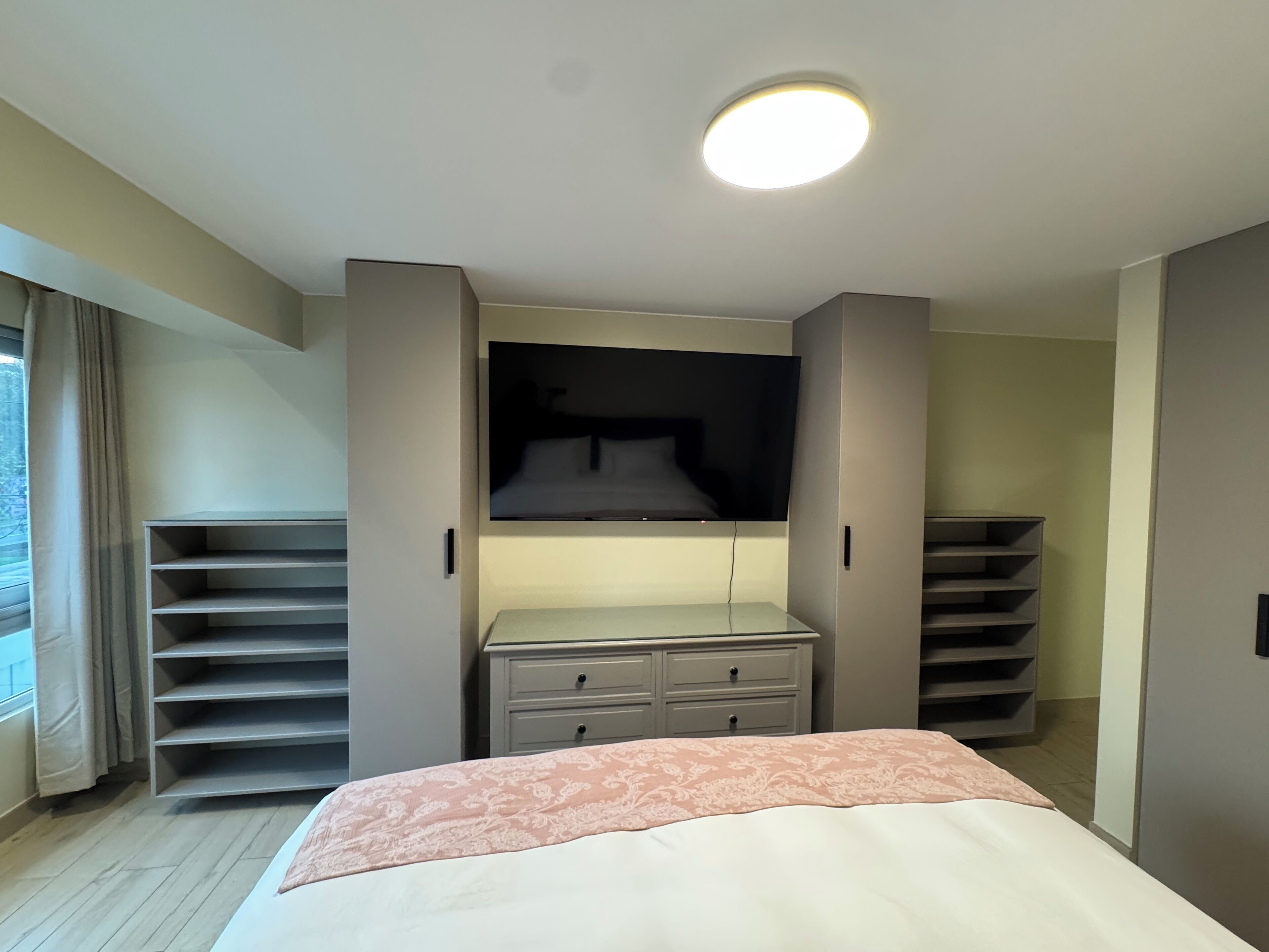 Cortinas blackout, tabla de planchar con plancha y wifi gratis 