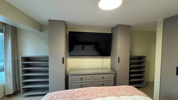 Cortinas blackout, tabla de planchar con plancha y wifi gratis