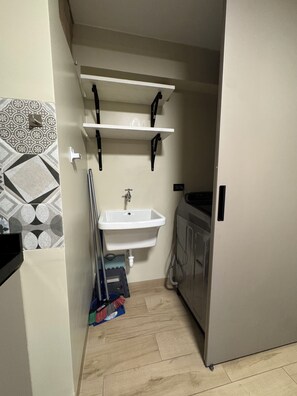 Apartamento luxo, vista para a cidade | Lavanderia