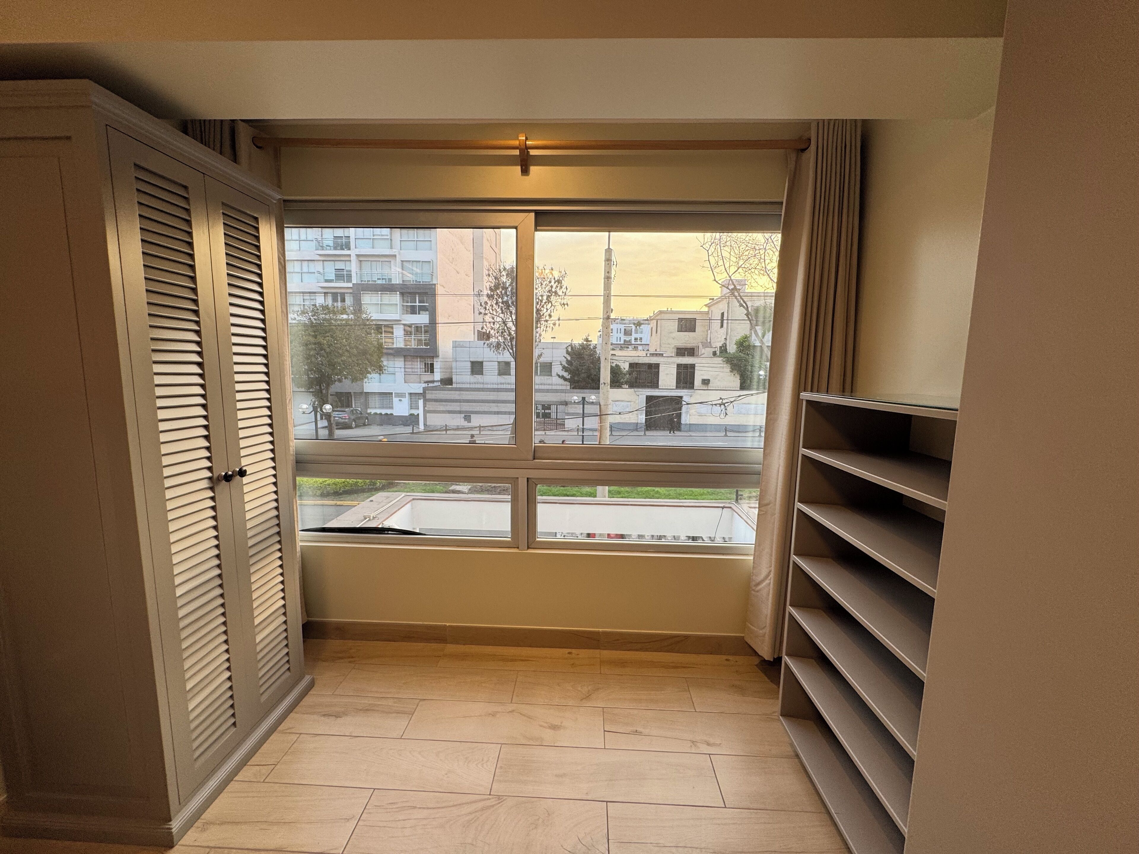 Cortinas blackout, tabla de planchar con plancha y wifi gratis 