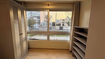 Cortinas blackout, tabla de planchar con plancha y wifi gratis
