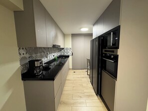 Deluxe Apartment, City View | Private kitchen