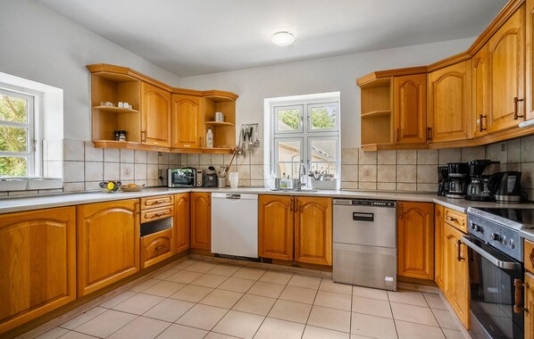 Fridge, stovetop, dishwasher, coffee/tea maker