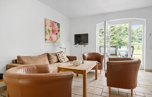 Tv, bordsfotboll och ett bordtennisbord