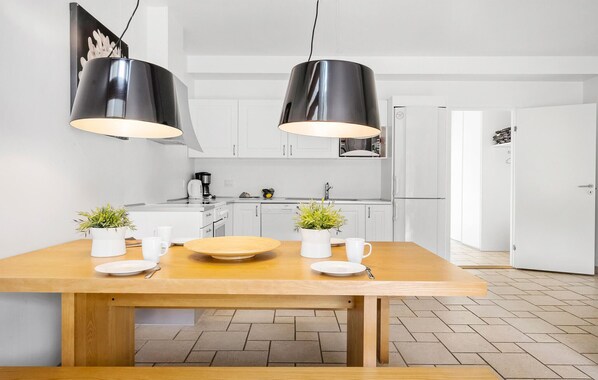 Refrigerador, parrilla de estufa, lavavajillas y cafetera y tetera 