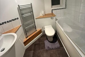 Shower, towels - London City Apartment - Lynbrook Grove (London)