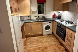 Fridge, microwave, oven, stovetop - London City Apartment - Lynbrook Grove (London)