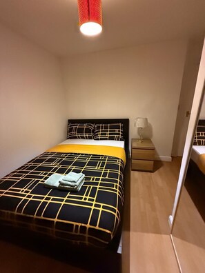 2 عدّة غرف نوم وواي فاي مجانًا وملاءات أسرّة