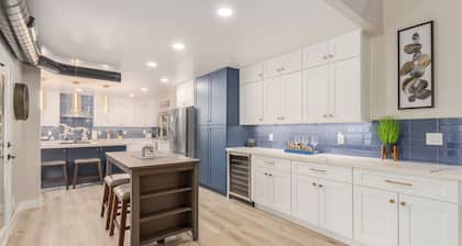 Scottsdale Retreat w/Pool, Games & Putting Green!