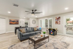 TV connectée, cheminée, jeux vidéo, baby-foot