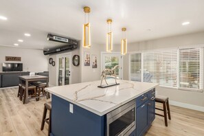 Refrigerador, microondas, horno, placa de cocina