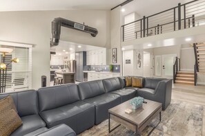 Smart TV, chimenea, videojuegos, futbolito