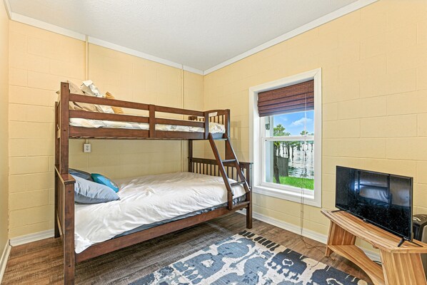 4 bedrooms, iron/ironing board, WiFi, bed sheets