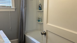 Haartrockner, Handtücher, Seife, Toilettenpapier