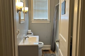 Haartrockner, Handtücher, Seife, Toilettenpapier