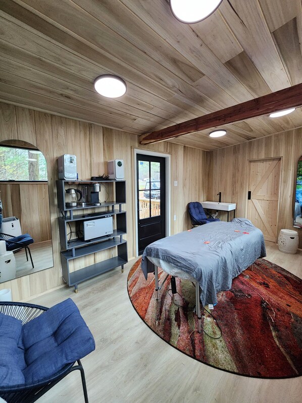 Un dormitorio moderno con cama, escritorio, silla y estantería empotrada.