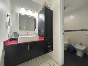 Een douche, een haardroger, een bidet, handdoeken
