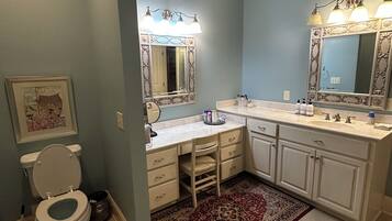 Chuveiro, toalhas de banho, sabonete, papel higiênico