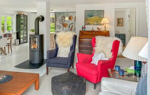 Smart TV, fireplace