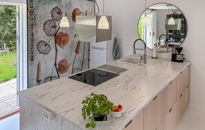 Réfrigérateur, four à micro-ondes, surface de cuisson, lave-vaisselle