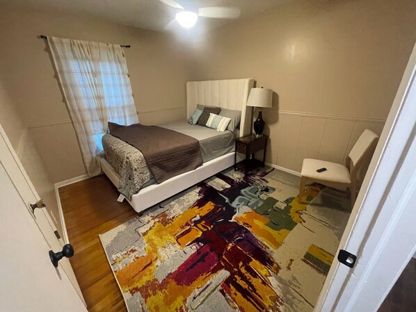 3 habitaciones, tabla de planchar con plancha, wifi y ropa de cama 