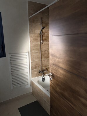 Towels, toilet paper - Modern House (Vinça)