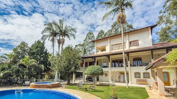 2 outdoor pools