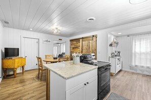 Mikrobølgeovn, ovn, kokeplater og oppvaskmaskin