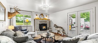 Farmhouse on Main - historic home in the heart of Riggins