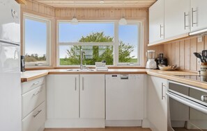 Een koelkast, een kookplaat, een vaatwasser