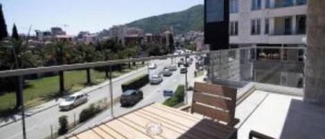 تناول الطعام بالخارج