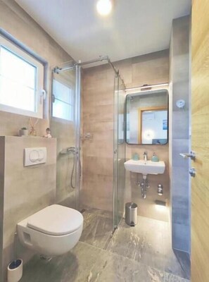 ヘアドライヤー、タオル、トイレットペーパー