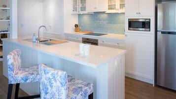 電子レンジ、オーブン、食器洗い機、コーヒー / ティーメーカー