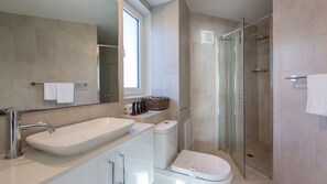 Shower, hair dryer, towels - Cottesloe Blue Apartment (Cottesloe)