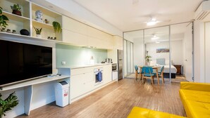 A modern apartment with a kitchen, dining area, and living room. - Scarborough Pearl Apartment (Scarborough)