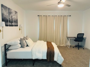 1 bedroom, desk, iron/ironing board, free WiFi - Stylish Master Suite (Richmond)