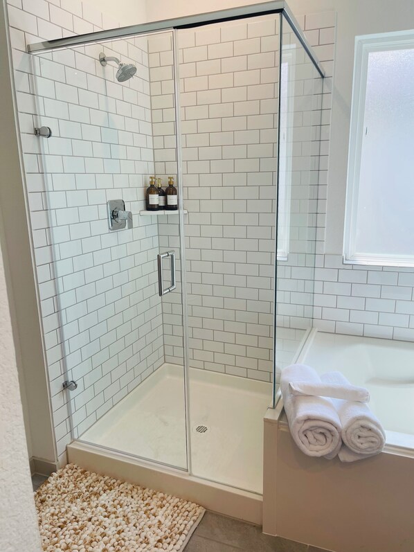 Hair dryer, towels, soap, shampoo - Stylish Master Suite (Richmond)