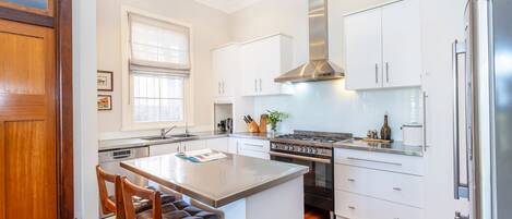 Microwave, oven, dishwasher, coffee/tea maker