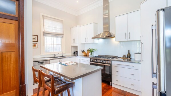 Microwave, oven, dishwasher, coffee/tea maker